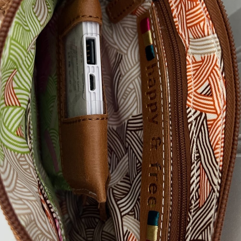 The SAK charging wristlet Sanibel NWT - Picture 4 of 15
